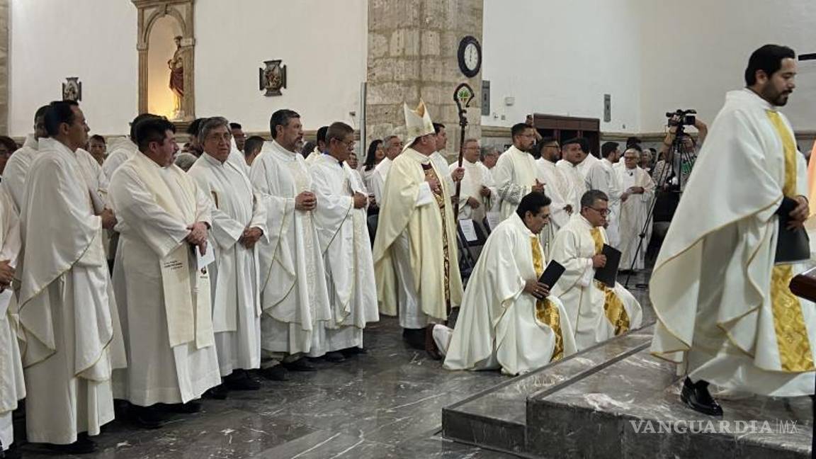 $!Decenas de sacerdotes de la Diócesis de Saltillo se congregaron en Monclova.