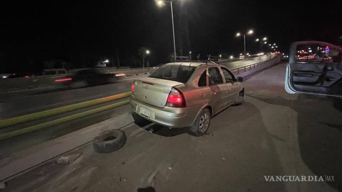 $!Elementos de Tránsito Municipal auxiliaron a la conductora afectada para que el vehículo fuera remolcado.