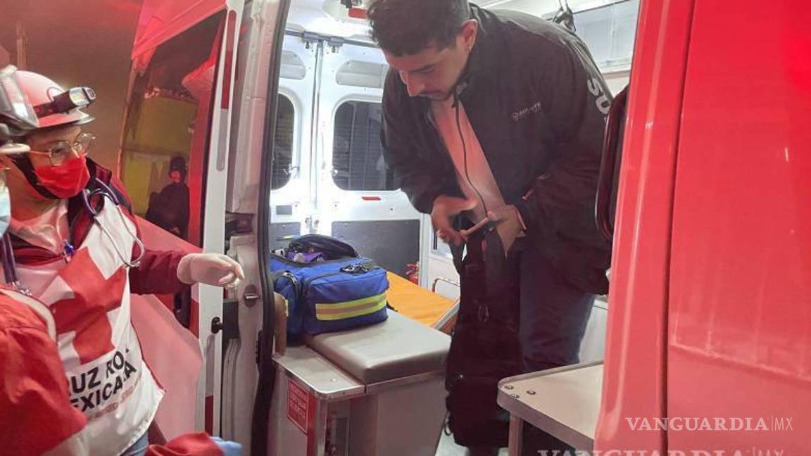 $!A pesar de las condiciones climáticas adversas, un automovilista no cedió el paso al motociclista, quien resultó con una pierna casi fracturada.