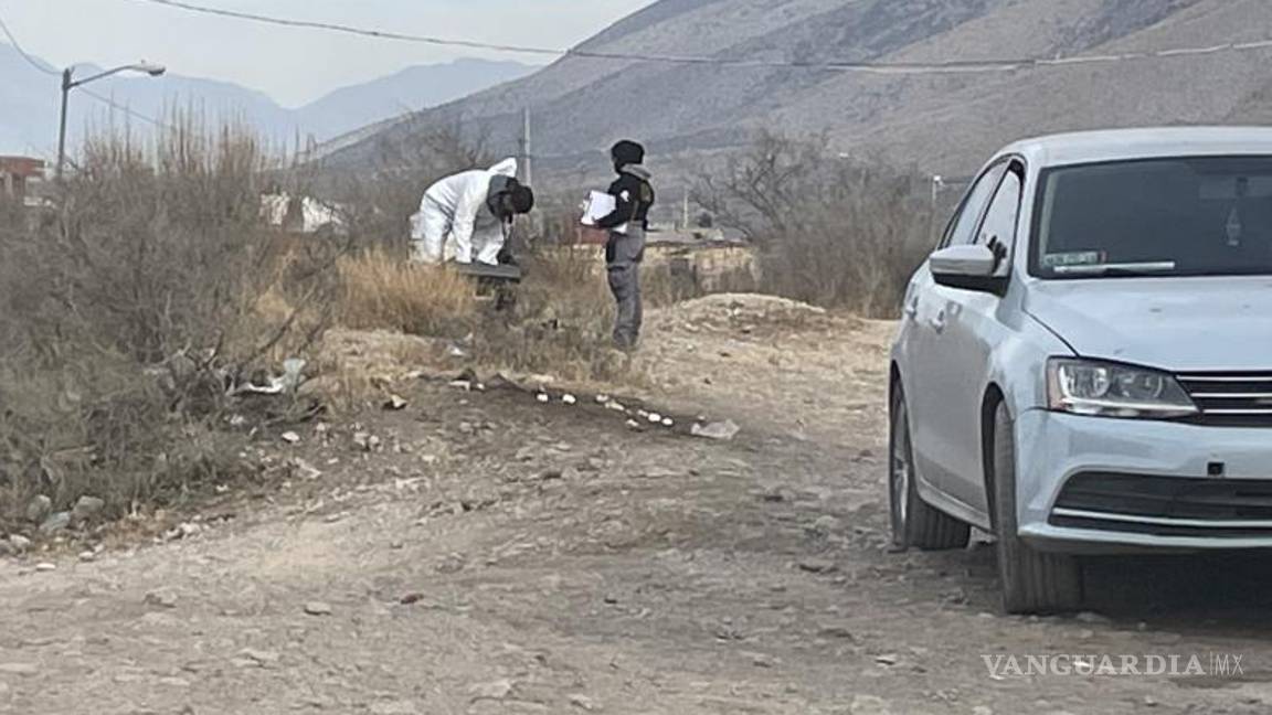 $!Las autoridades inspeccionaron el exterior de la casa para determinar si hubo algún tipo de riña o accidente.