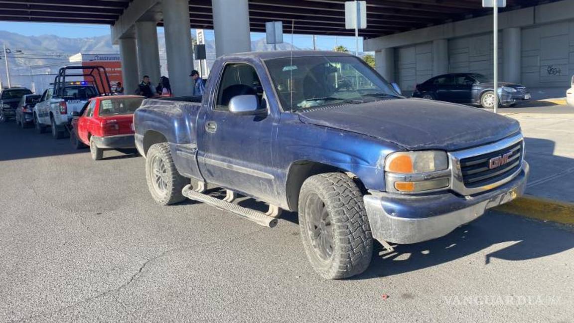 $!Oficiales de Tránsito acudieron al lugar para agilizar la circulación y evitar otro percance.