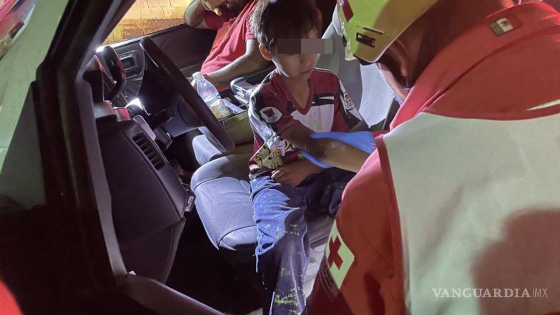 $!El incidente tuvo lugar cuando la camioneta descompuesta fue empujada por un grupo de niños.