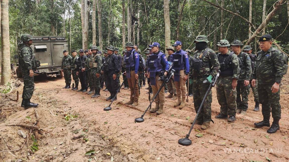 $!Soldados tailandeses inspeccionan una zona fronteriza en la provincia de Ubon Ratchathani.
