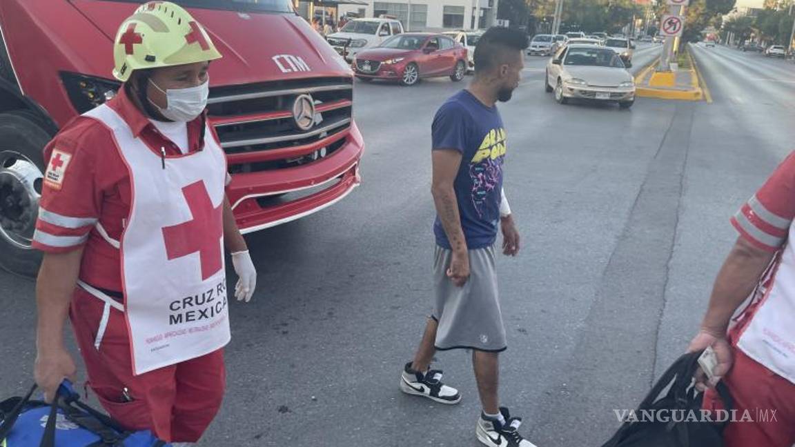 $!Pasajeros pidieron ayuda al conductor.