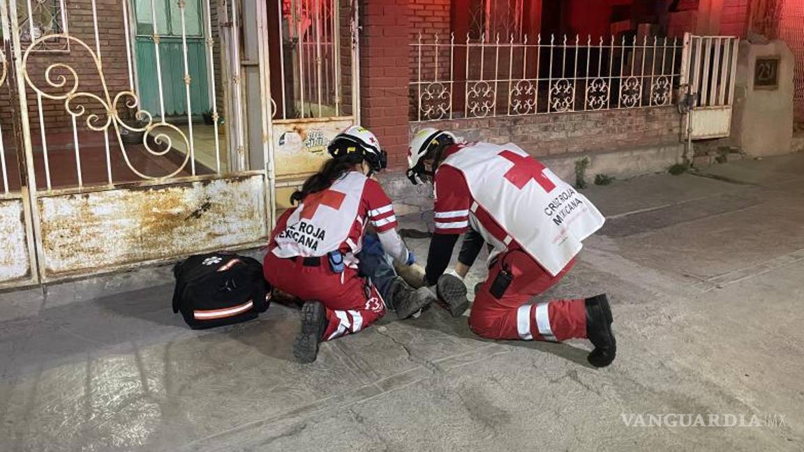 $!Testigos narraron que la víctima logró levantarse, pero se desplomó poco después debido a sus heridas.