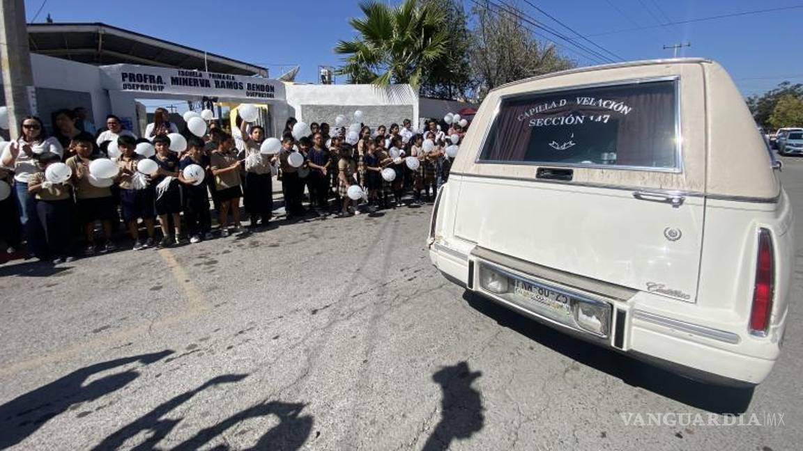 $!Globos blancos se alzan al cielo en honor a Ana Abigail, símbolo de su espíritu alegre y su lucha incansable.