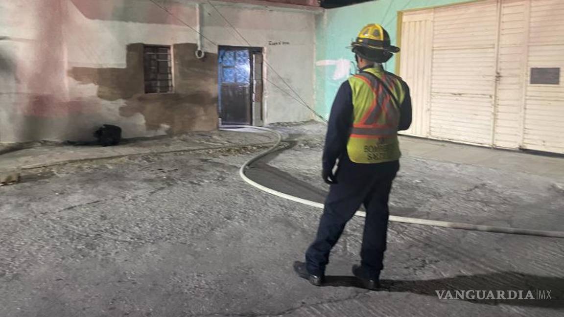 $!Restos del tejado y muebles carbonizados fueron el resultado del incendio provocado por un individuo durante una pelea con otros presentes en la casa de Santa Anita.