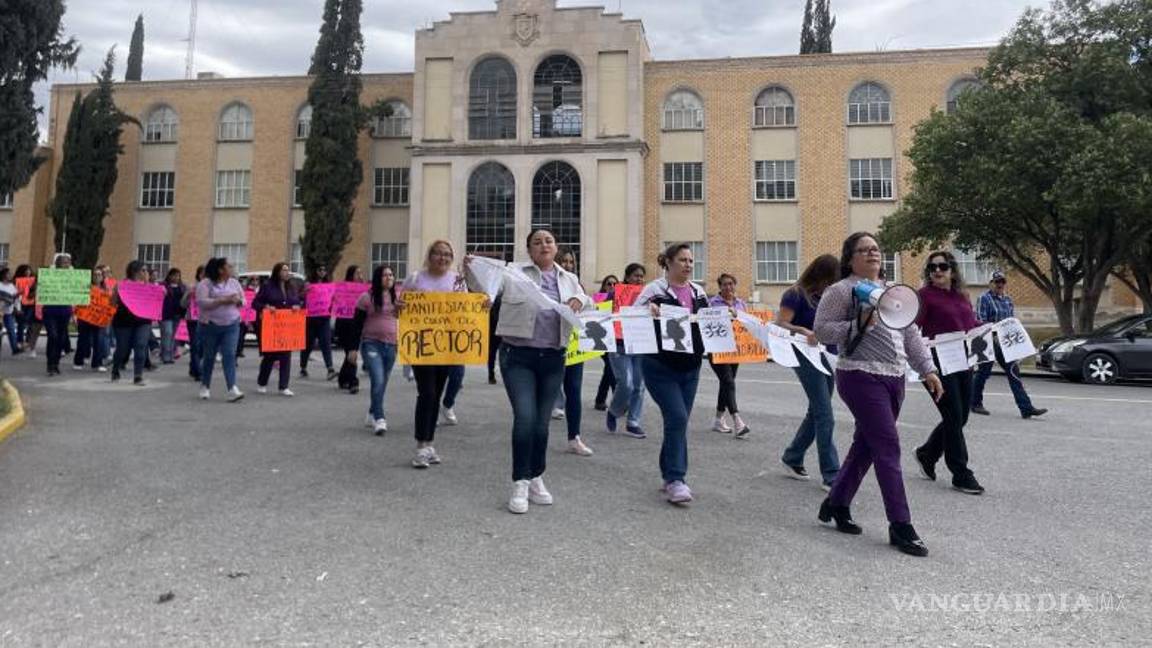 $!La marcha tuvo como objetivo visibilizar la violencia laboral de género que enfrentan las trabajadoras dentro de la Universidad.