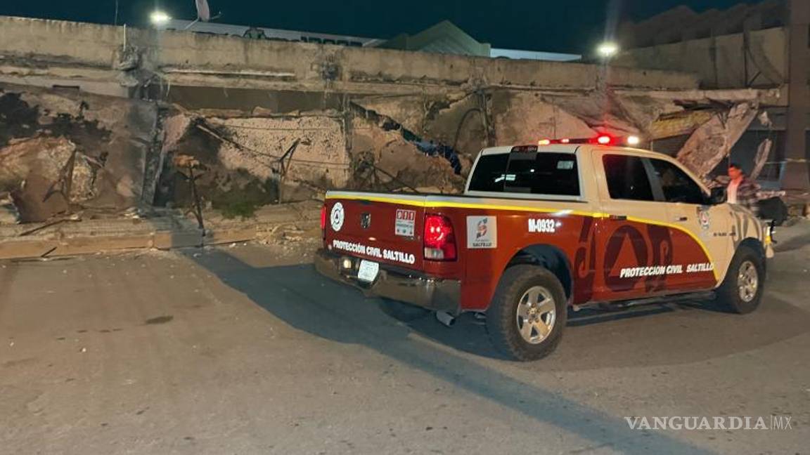 $!Elementos de Protección Civil acordonaron los accesos al centro comercial.