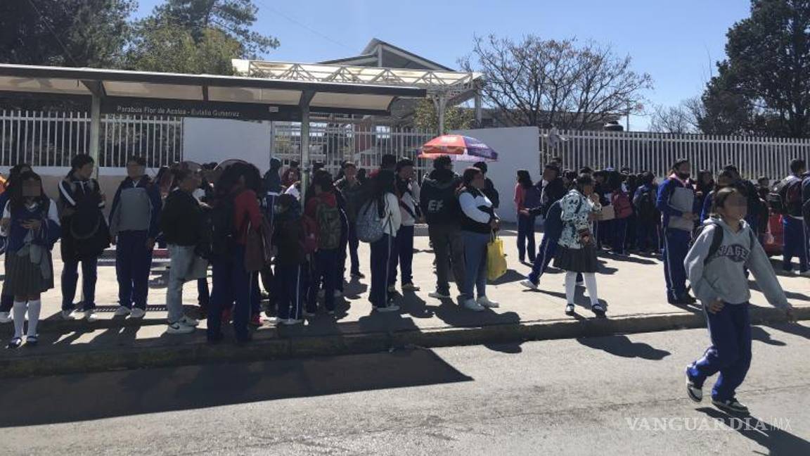 $!Estudiantes llegarón a la Secundaria Número 41 bajo la vigilancia de la policía, después de que se identificara al presunto agitador de la riña del pasado viernes.