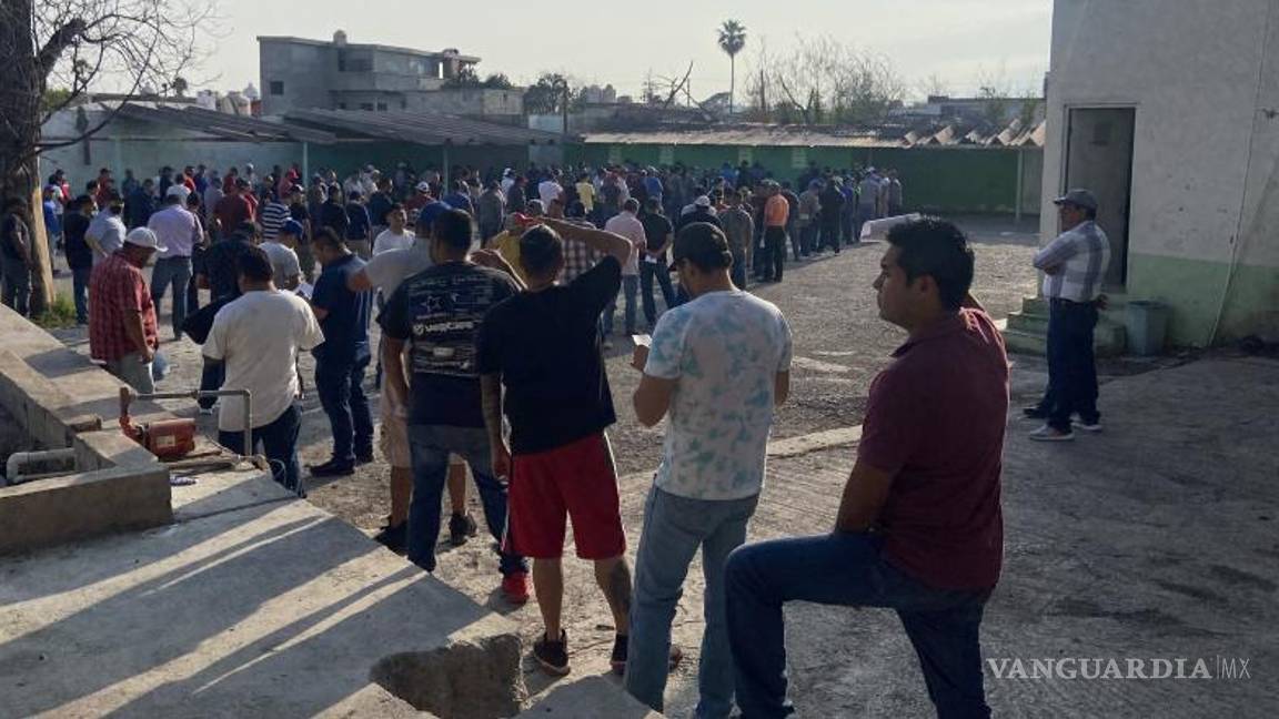 $!Los trabajadores hicieron de la paciencia su mayor virtud, para cobrar el dinero que tanta falta les hace.