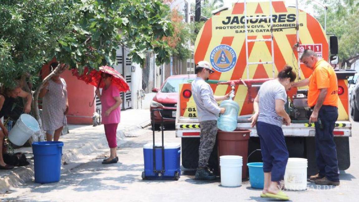 $!La administración municipal informó que mantiene operativos para llenar cubetas y tambos a los vecinos afectados, pero ha sido insuficiente
