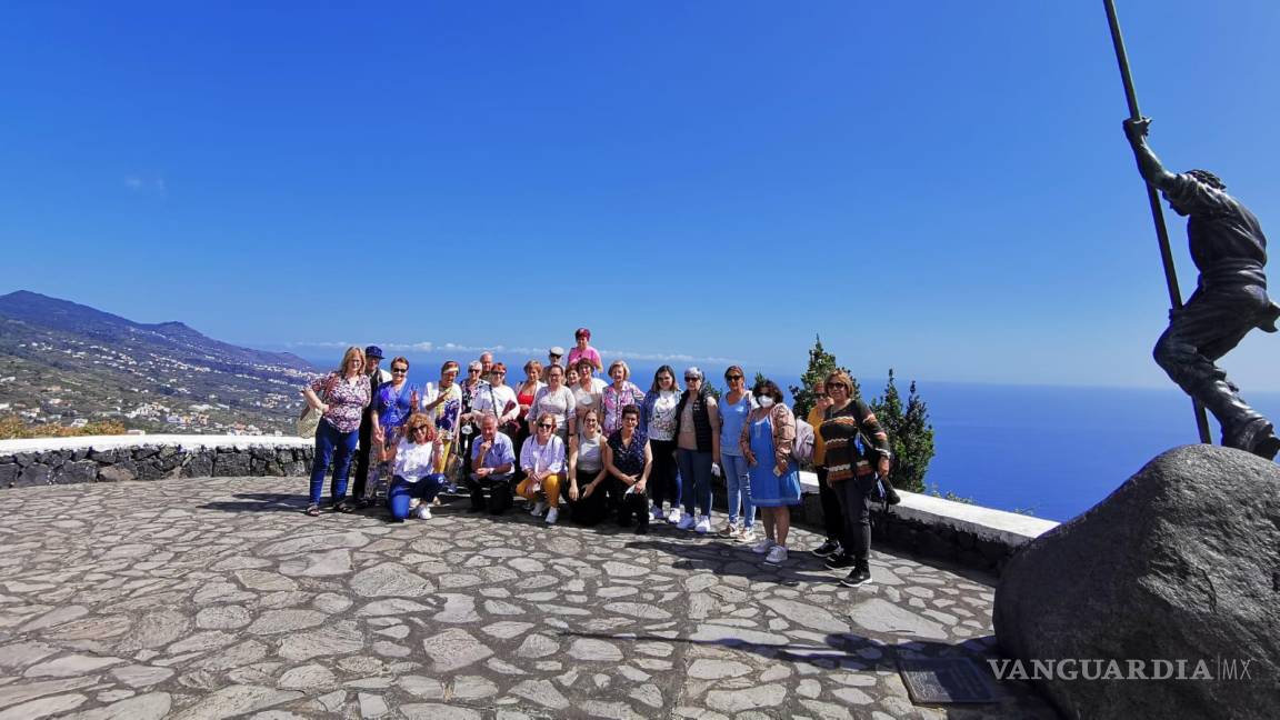 $!Un grupo de turistas se fotografían ante una de las impresionantes vistas que ofrece la isla de La Palma.