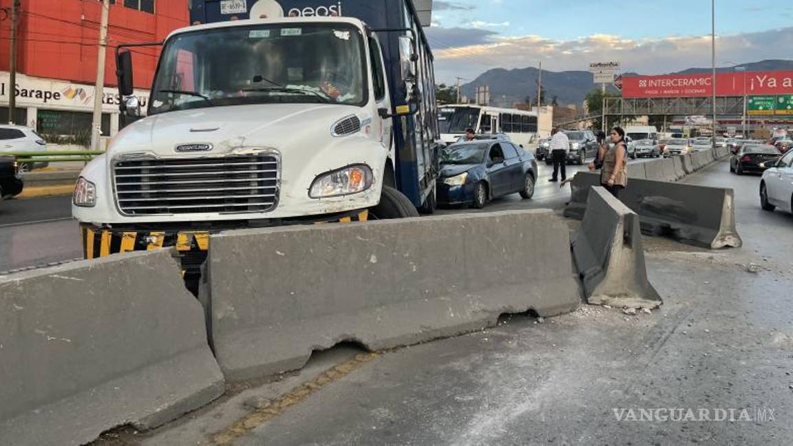 $!Los jóvenes involucrados lograron salir a tiempo del vehículo.