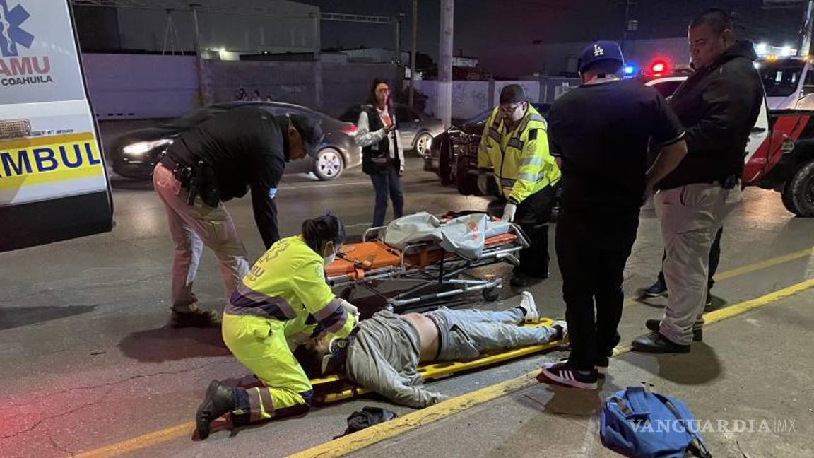 $!El impacto causó que el acompañante terminara tendido sobre el cordón cuneta.