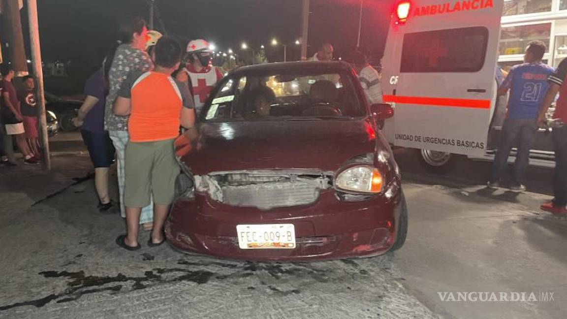 $!Al recibir el llamado, una ambulancia de la Cruz Roja se acercó al lugar.