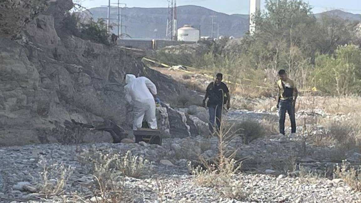 $!Los peritos investigan en el lugar.