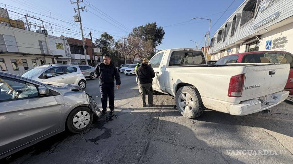 $!La camioneta RAM 2500 quedó con daños en un costado tras el choque en pleno centro.