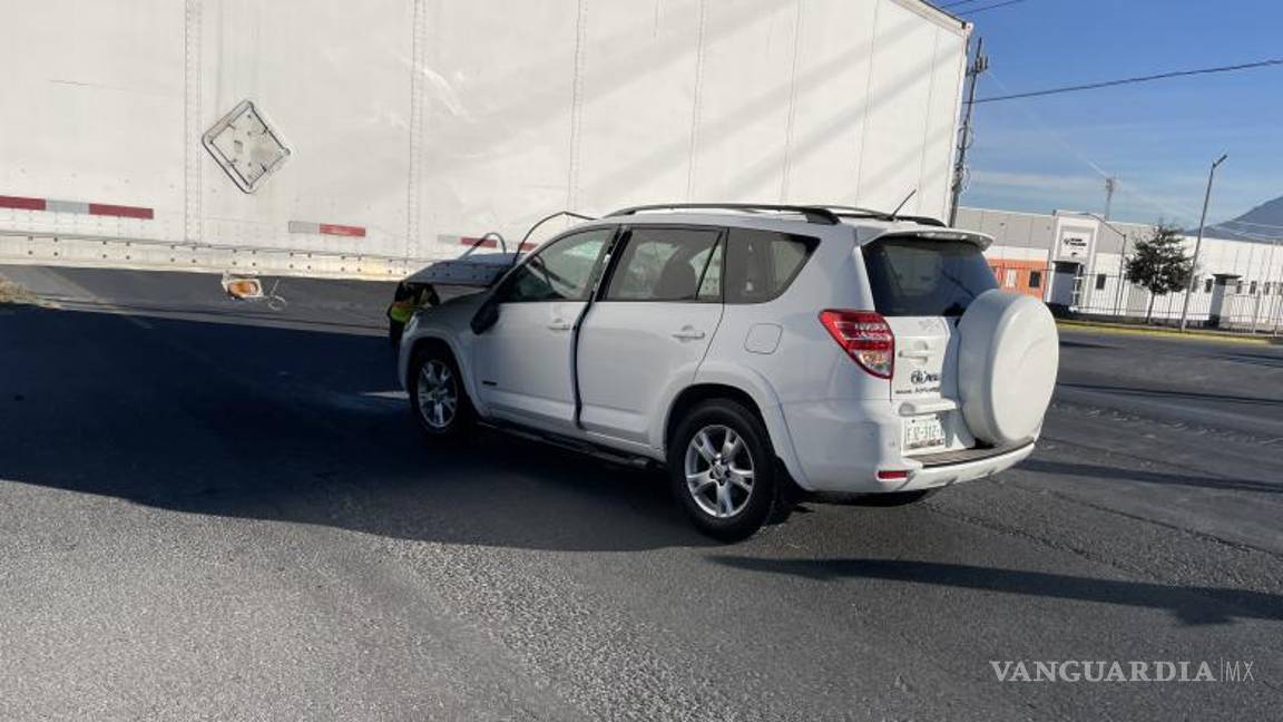 $!Sobrevive de milagro; se mete abajo de tráiler en el Libramiento OFT