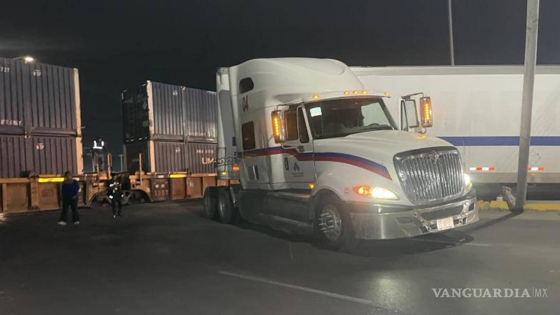 $!La circulación en ambos sentidos del bulevar se vio afectada mientras se realizaban las labores de limpieza y peritaje.