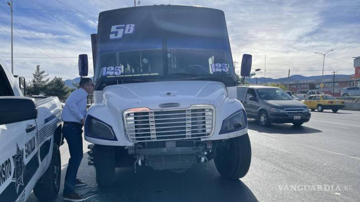 $!El accidente ocurrió en el cruce de la calzada Antonio Narro y periférico Luis Echeverría Álvarez, frente a la colonia Jesús García Corona.