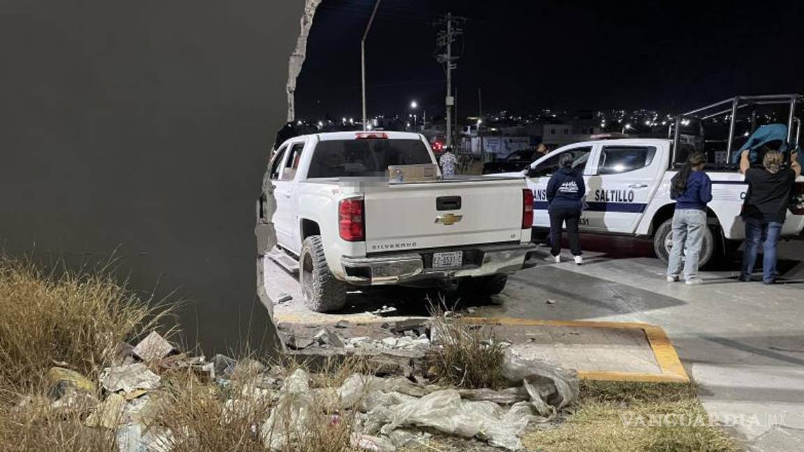 $!Elementos de Tránsito Municipal aseguraron al conductor, quien se mostró agresivo tras el accidente.