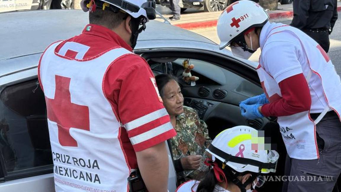 $!Personal de la Cruz Roja atendió a la lesionada en el sitio del accidente; la mujer declinó el traslado hospitalario.