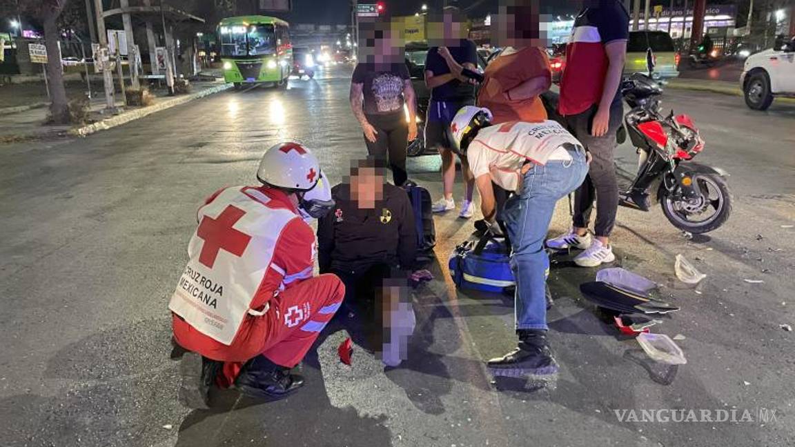 Cruza taxista sin precaución y derriba a motociclista en Saltillo