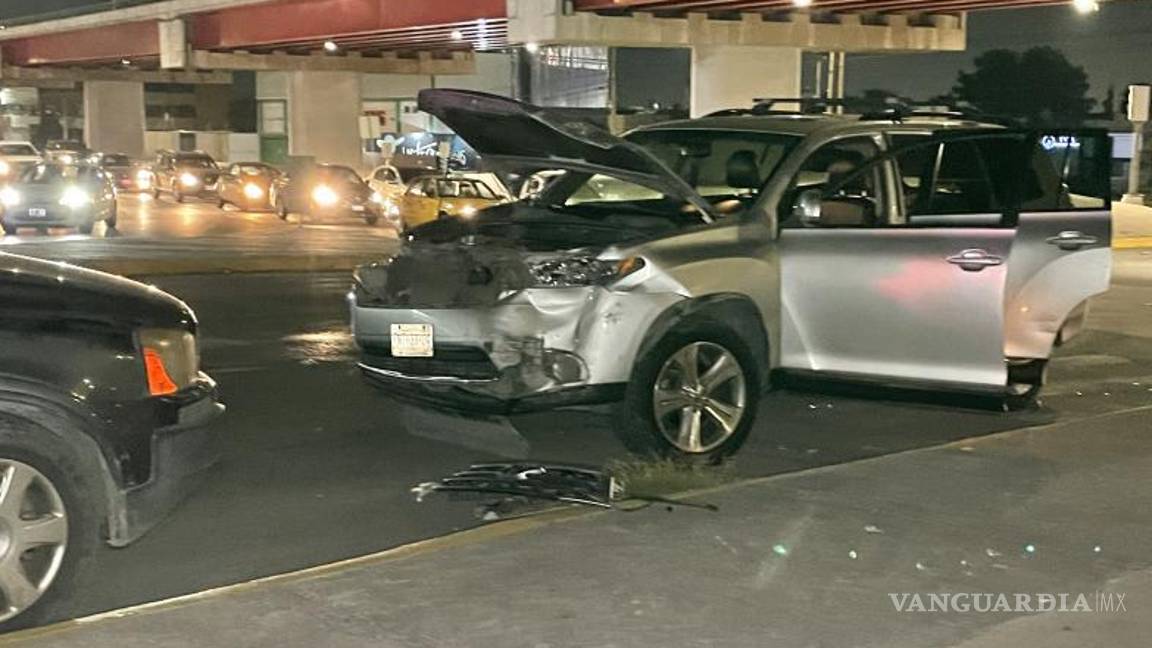 $!El choque fue bajo el puente vehicular del Periférico Luis Echeverría Álvarez y Fragua.