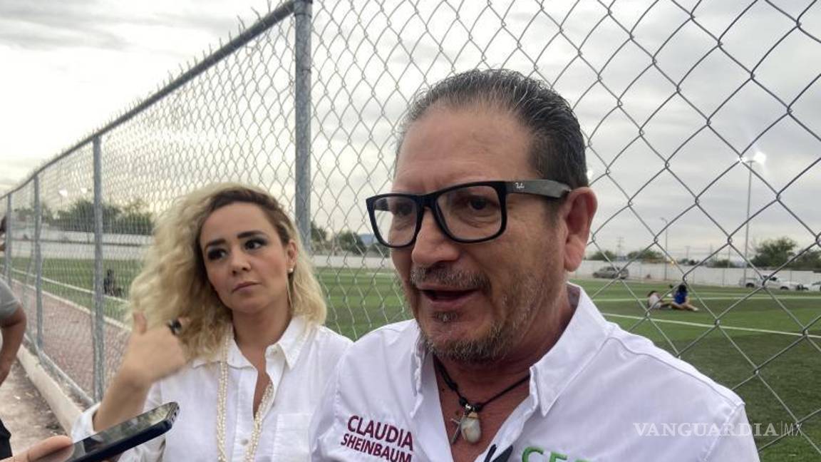 $!El candidato del Partido Verde destacó propuestas de obra pública durante su discurso en la plaza de la colonia.