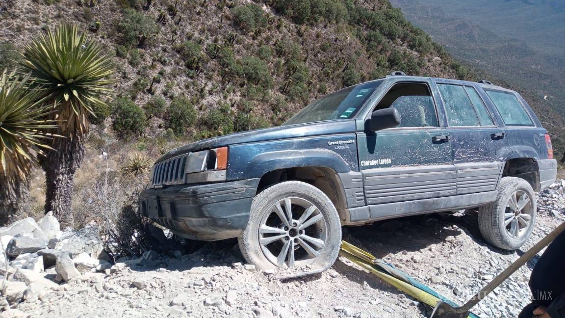 $!Elementos de la Policía Municipal auxiliaron a la familia, que pasó varias horas atrapada en la sierra.