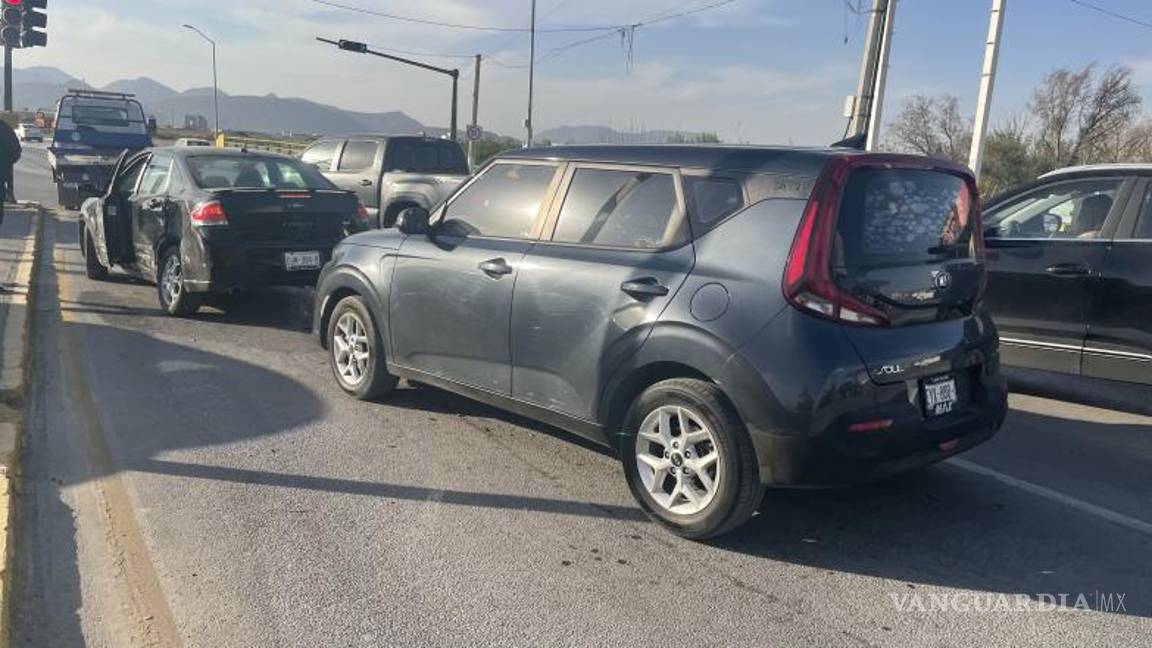 $!La conductora afectada fue valorada por paramédicos de Cruz Roja, pero no necesitó de traslado a una clínica.