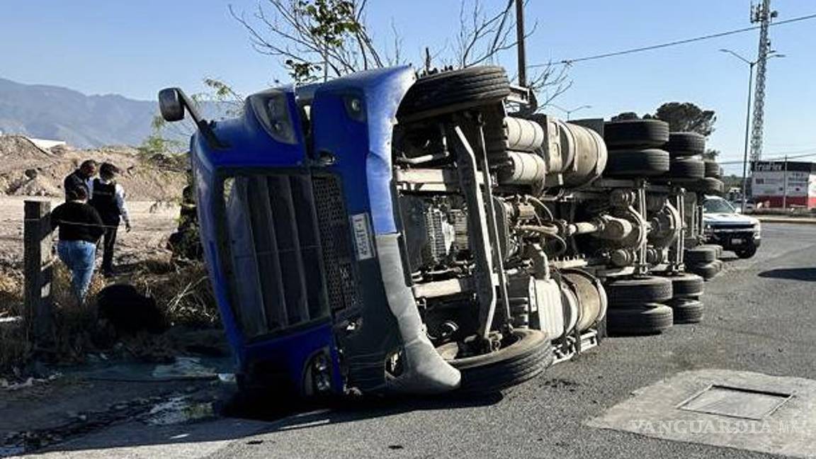 Tráiler vuelca por exceso de carga y derrama 20 toneladas de alimento para gallo en Saltillo