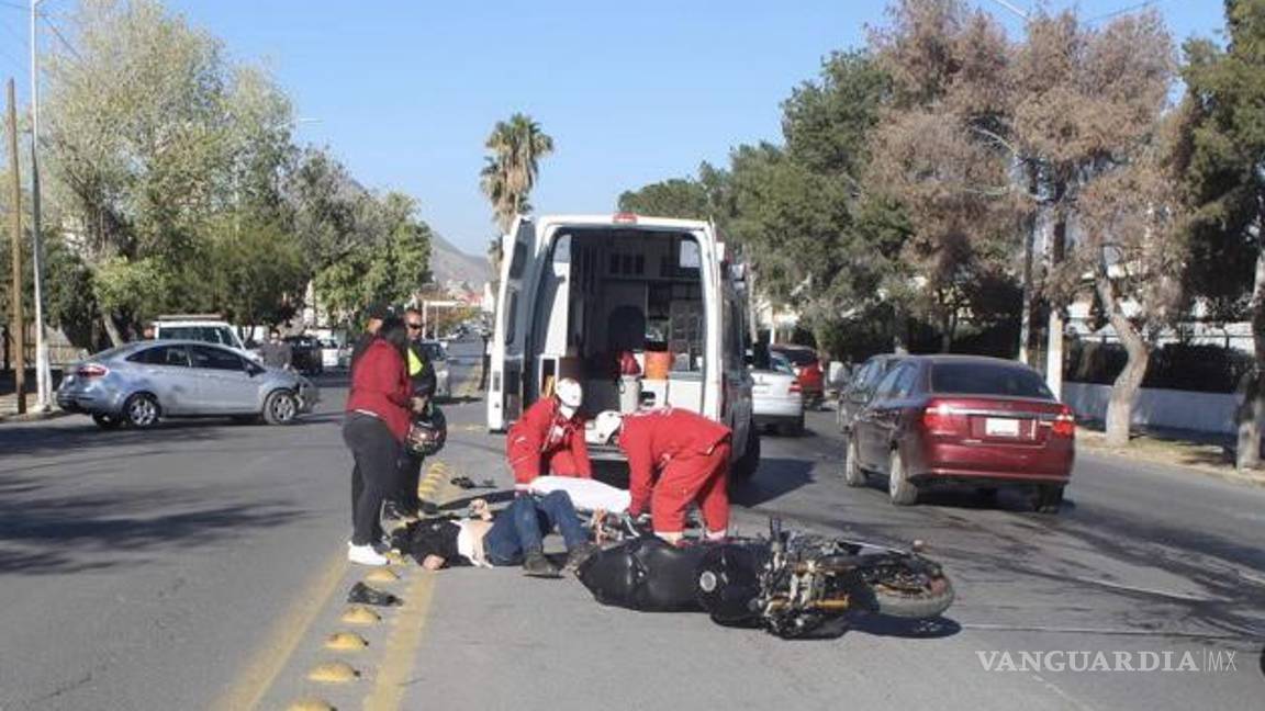 Auto no respeta alto y embiste a motociclista, en el centro de Saltillo
