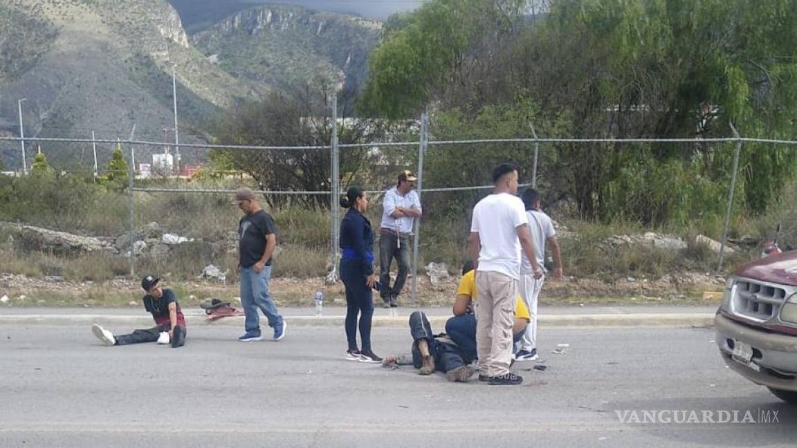 Choca a motocicleta por alcance y deja dos heridos en Saltillo