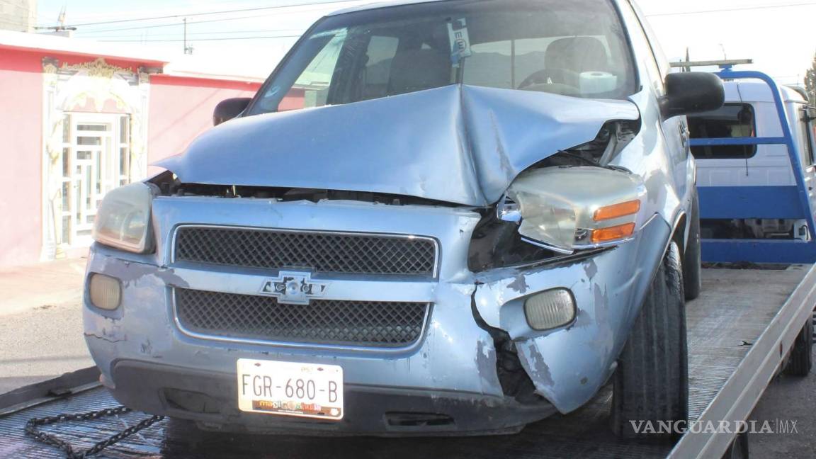 Madre pierde el control de su vehículo y choca contra ‘tiendita’ en Saltillo