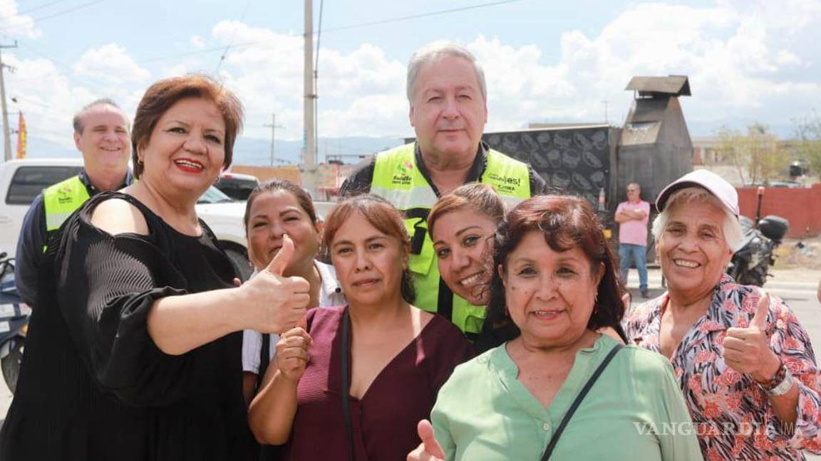 $!Vecinos agradecieron al alcalde José María Fraustro Siller, la transformación de sus colonias.