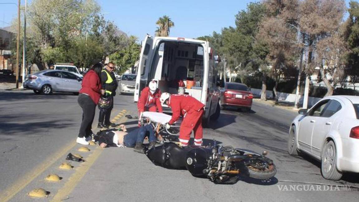Auto no respeta alto y embiste a motociclista, en el centro de Saltillo