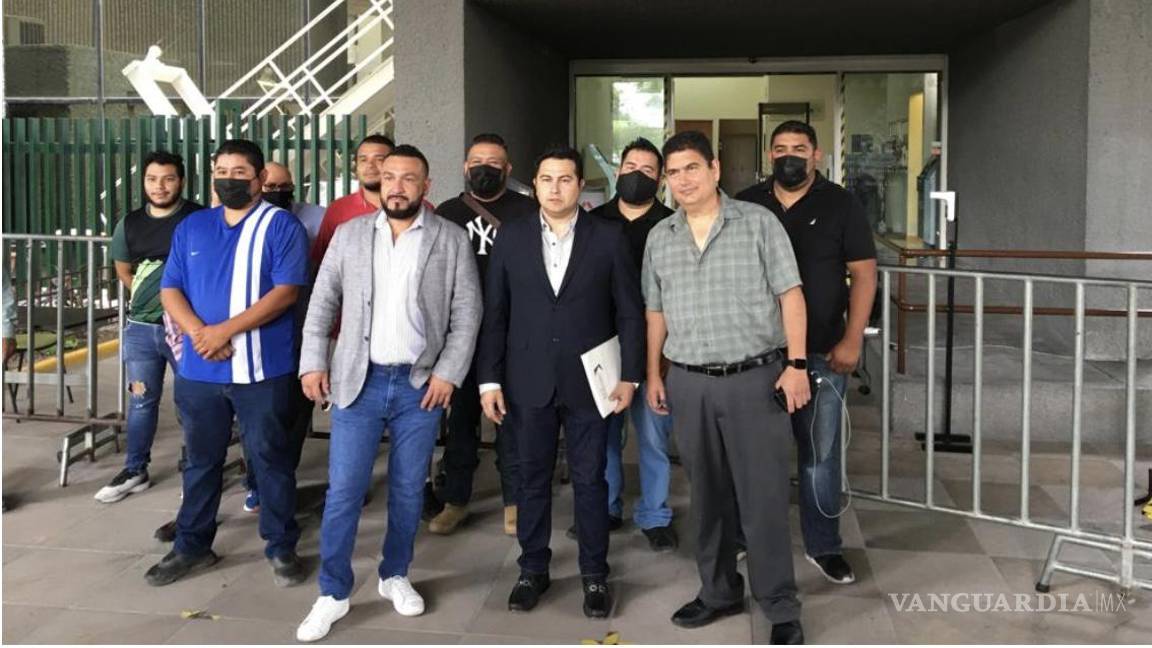 $!Al centro, el que quiere ser parte del Consejo Ciudadano de Seguridad Pública, de NL, a pesar del influyentismo que lo libró de ser detenido en un retén antialcohólico.