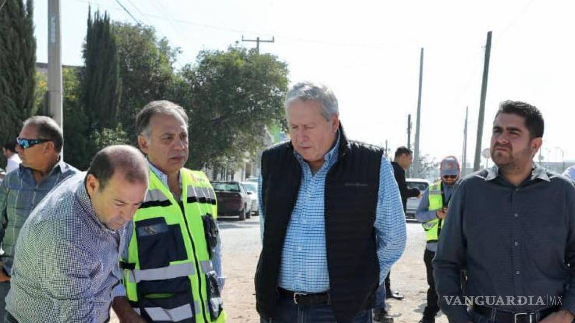 $!En la supervisión estuvo acompañado de Juan Carlos Villarreal, Tesorero del municipio, Eduardo Medrano, Primer regidor, Virgilio Verduzco Echeverría, Director de Infraestructura y Obra Publica y Héctor M. Reyes, Director de Comunicación Social.