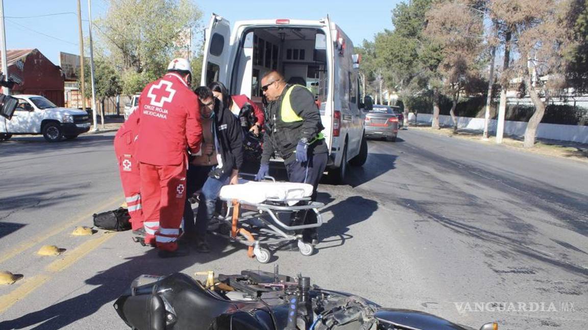 Auto no respeta alto y embiste a motociclista, en el centro de Saltillo