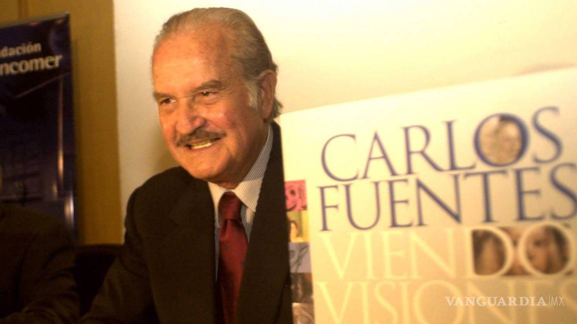 $!Imagen del 16de febrero de 2004. Carlos Fuentes a su llegada a la presentación del libro Viendo Visiones.