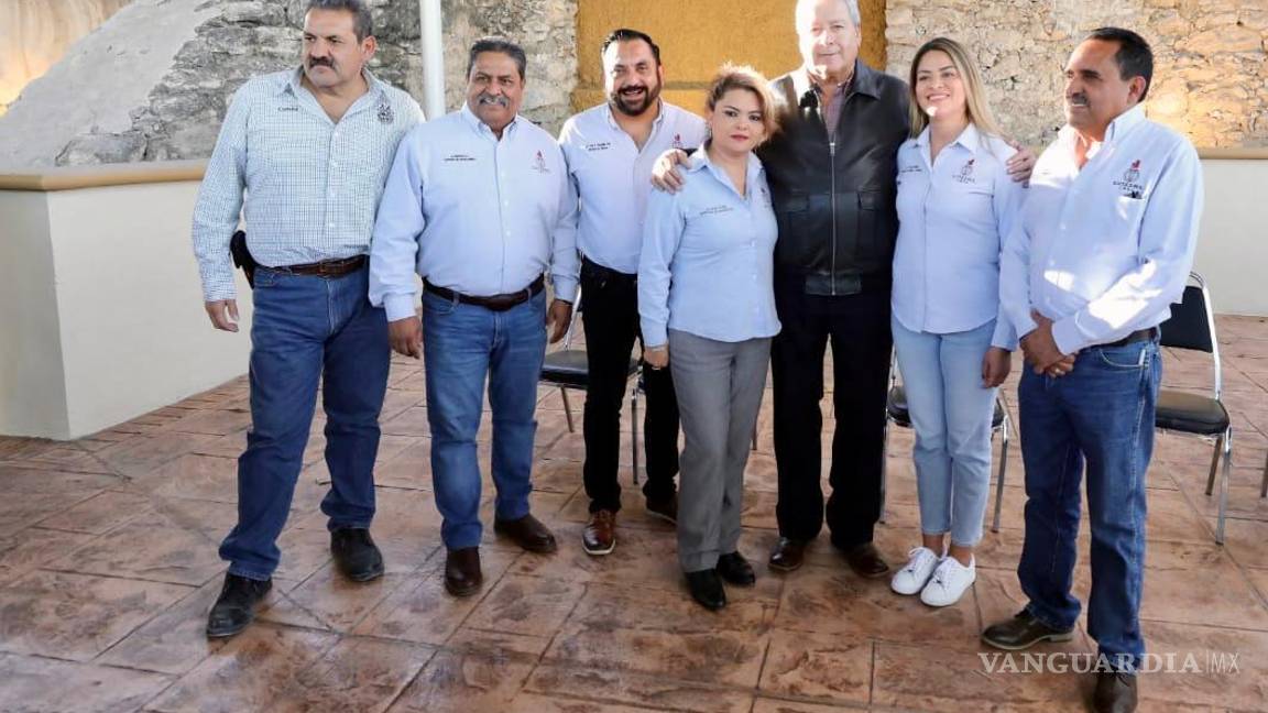 $!Representantes del gobierno municipal y el SUTESMS, junto al alcalde, celebran la reinauguración del renovado Salón Burócratas.
