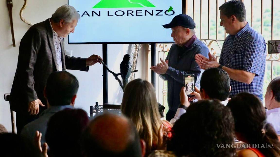 $!Una cotorra serrana fue obsequiada al alcalde Chema Fraustro.