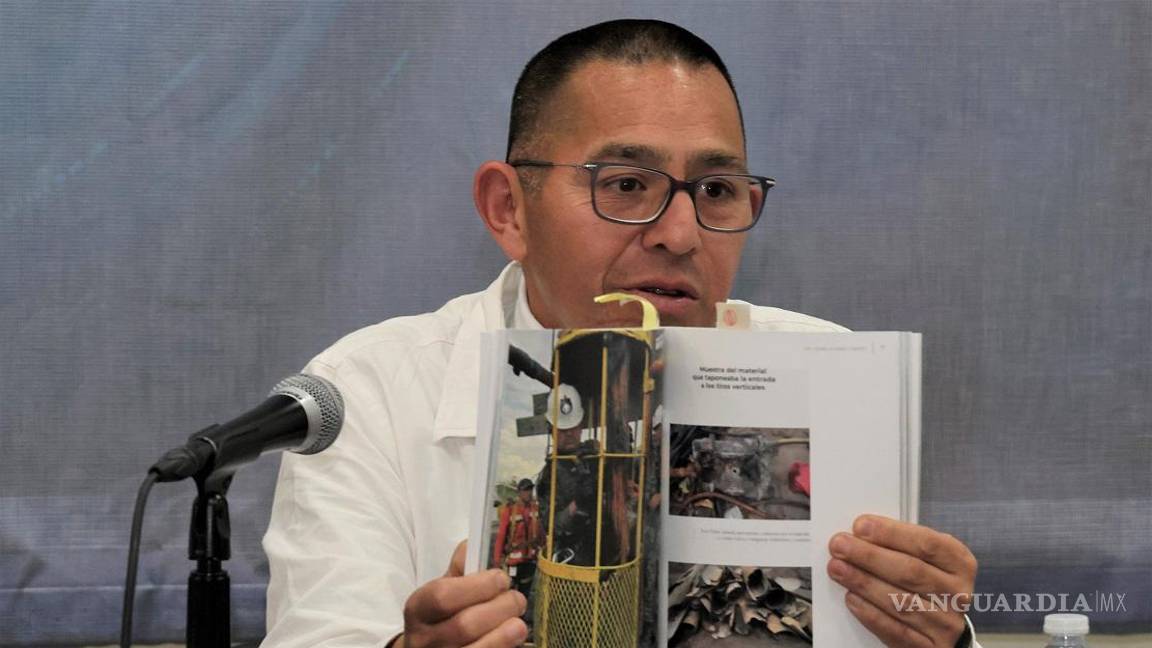 $!La obra reúne testimonios y fotografías sobre el rescate de los mineros en Sabinas, Coahuila.