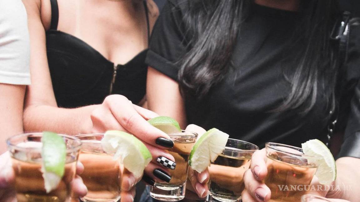 Aumentan casos de enfermedades por alcoholismo entre mujeres, ¿dónde se registran más?