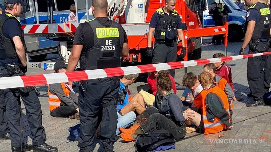 $!La policía confirmó que detuvo a 14 activistas afiliados a “Última Generación“.