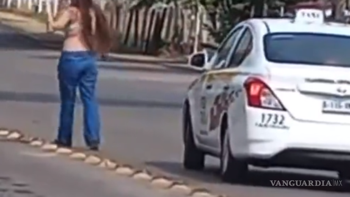 Maestra se desnuda en Tabasco, asegura que le robaron su plaza (video)