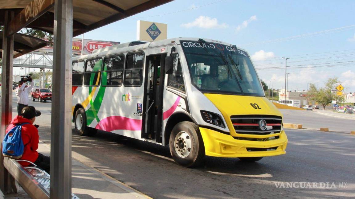 $!Usuarios esperan el transporte público en uno de los paraderos.