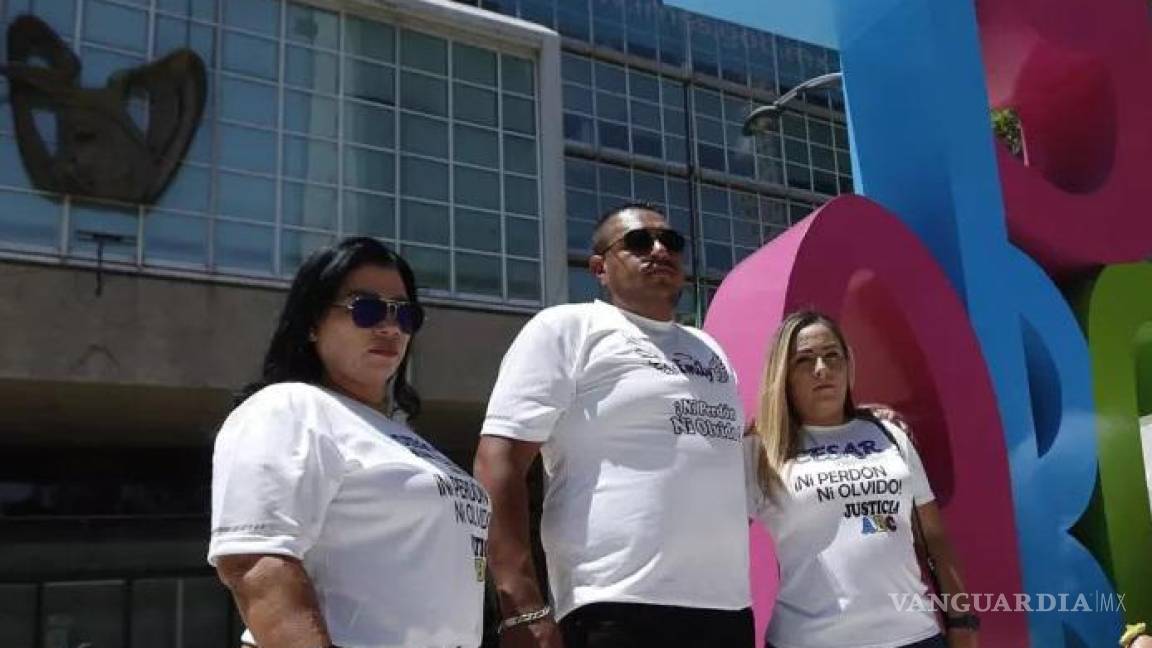 Protestan padres de víctimas de la guardería ABC en la CDMX, frente al IMSS en Reforma